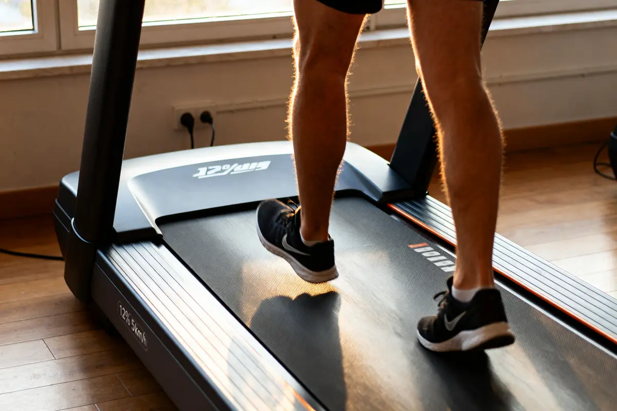 Personne marchant sur tapis de course méthode 12 5 30 avant après résultats visibles