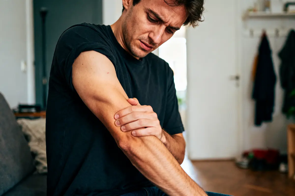 Douleur dans le nerf du bras gauche : Causes, symptômes &amp; solutions ?