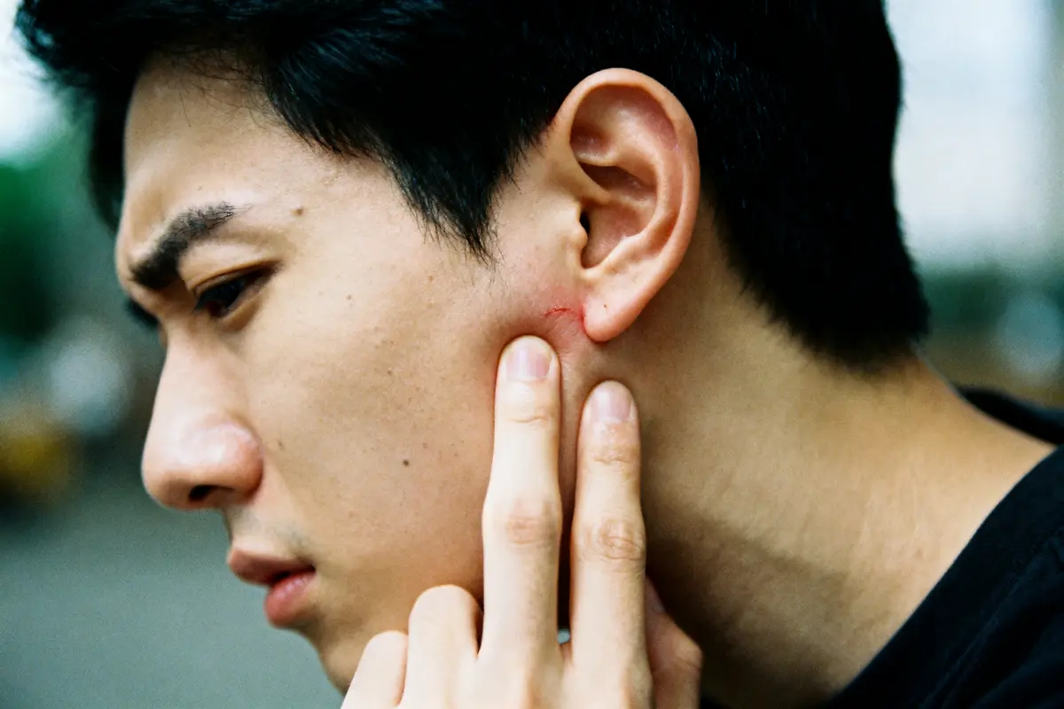 Douleur Haut de Mâchoire Près de l’Oreille : Pourquoi ?